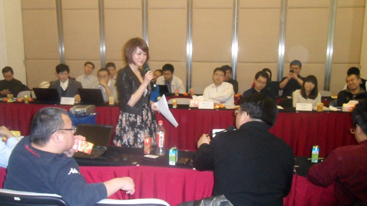 水清木华分析师张烜在演讲《智能手机发展趋势》